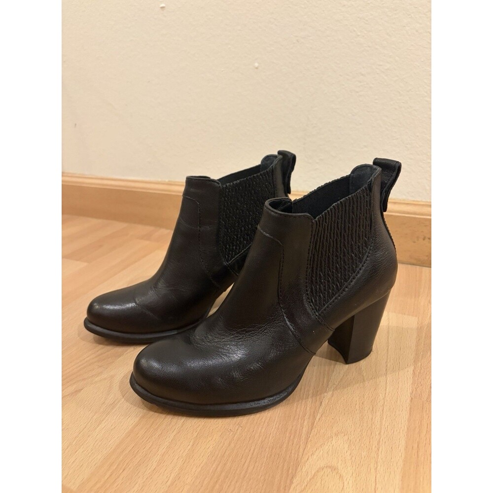 Ugg Black Leather Women’s Ankle Boots Size 6.5 With Heel